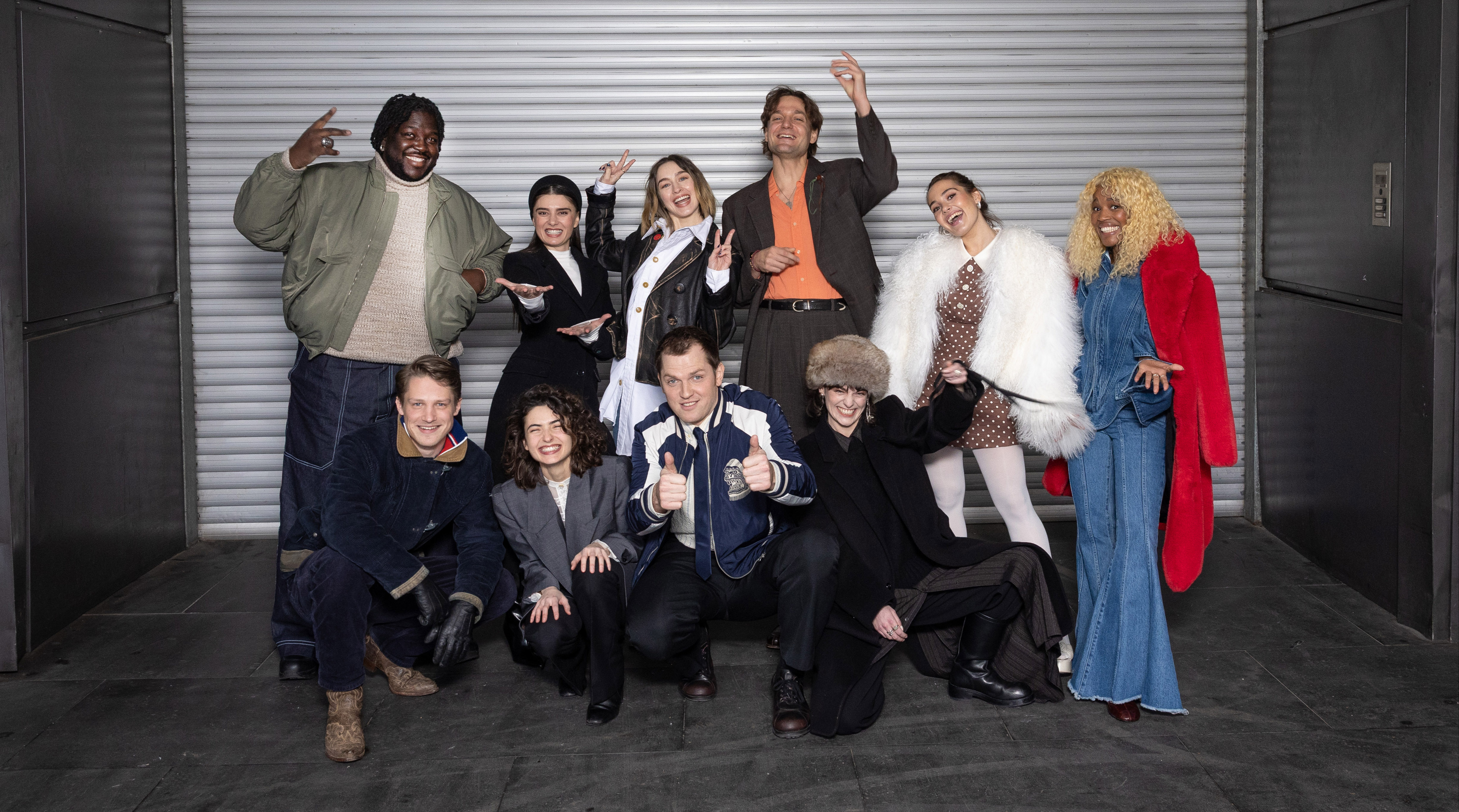 Hintere Reihe, v.l.n.r.: Salif Cissé (Frankreich), Fatlume Bunjaku (Albanien) , Danielle Galligan (Irland), Lucas Englander (Österreich),Sofia Tjelta Sydness (Norwegen), Cleo Diára (Portugal)  Vordere Reihe, v.l.n.r.: Joes Brauers (Niederlande), Tecla Insolia (Italien), Enno Trebs (Deutschland), Violet Braeckman (Belgien)